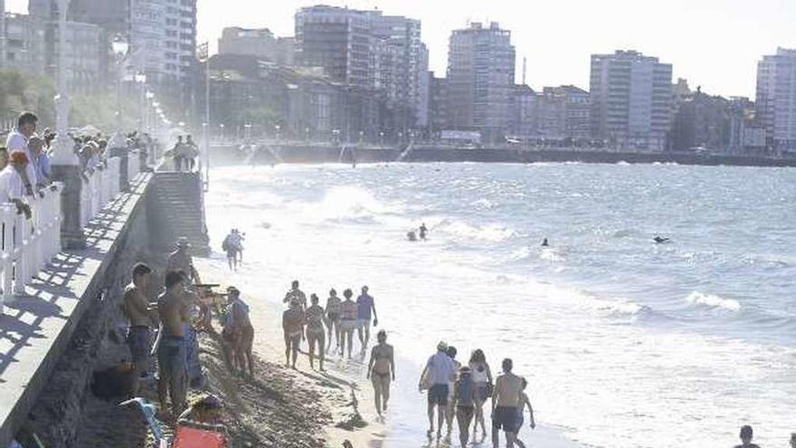 Bañistas, ayer, en fila de a uno aprovechando el mínimo arenal.