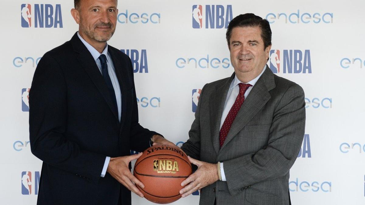 Chus Bueno, de NBA España (izquierda) y Borja Prado, presidente de Endesa.