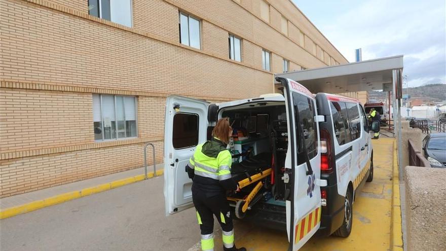 12/2/2021. CASTELLON. SANIDAD. Ambulancias a su llegada al servicio de Urgencias del Hospital General