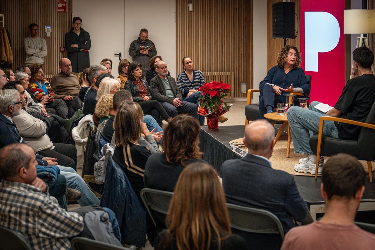 La alcaldesa Olga Morales conserva con el periodista Manuel Arenas durante un coloquio de EL PERIÓDICO.