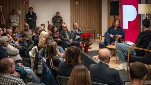 La alcaldesa Olga Morales conserva con el periodista Manuel Arenas durante un coloquio de EL PERIÓDICO.
