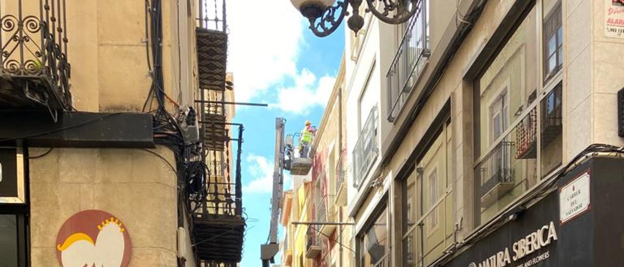 Una grúa preparando el derribo del edificio de Almacenes Parreño, el viernes