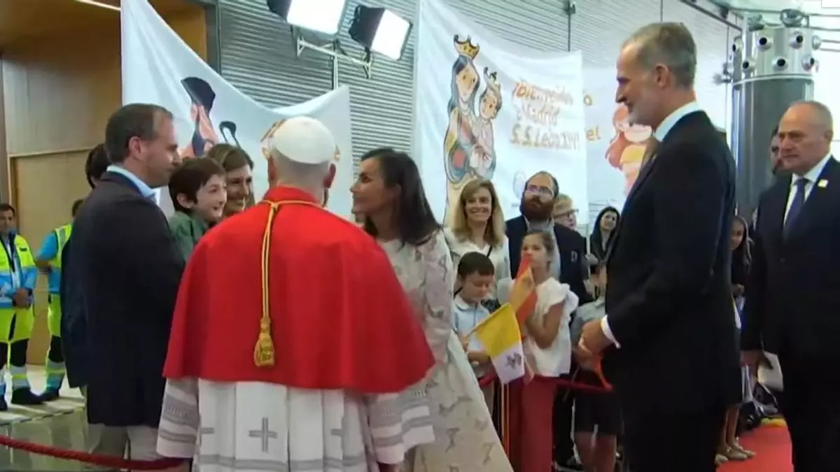 "Javier, qué bien que hayas venido, te veo muy guapo": el saludo de la reina a un niño que esperaba al papa