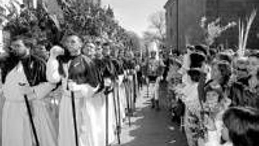 La solera de las procesiones cacereñas abarrota las calles