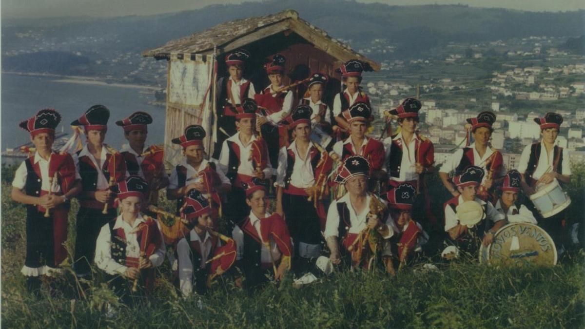 El grupo Novos Ventos de Beluso, en el entorno del pazo de Santa Cruz, antes de viajar al Festival Intercéltico de Lorient, en el año 1981.