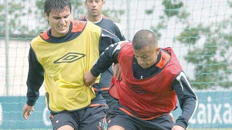 Kamel Ghilas disputa un balón a Jonathan Vila durante el entrenamiento de ayer en A Madroa.