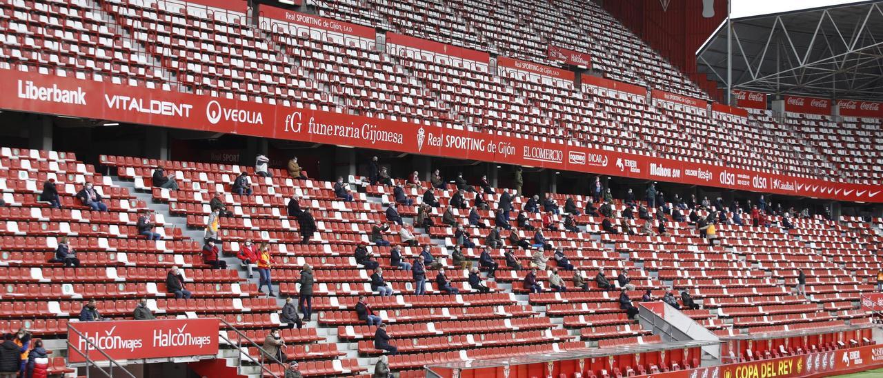 El Molinón, con público, en el encuentro copero frente al Betis