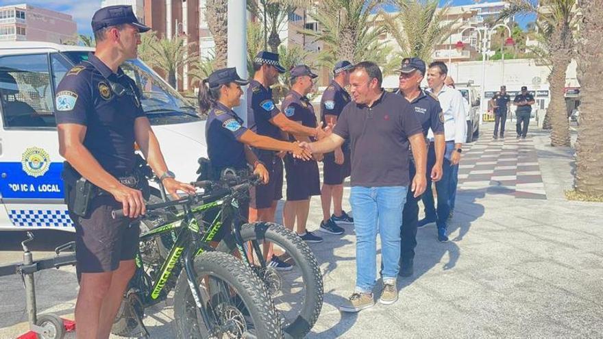 Los agentes de la unidad turística de la Policía Local saludando al edil de Seguridad Ciudadana, al intendente jefe y al concejal de Turismo