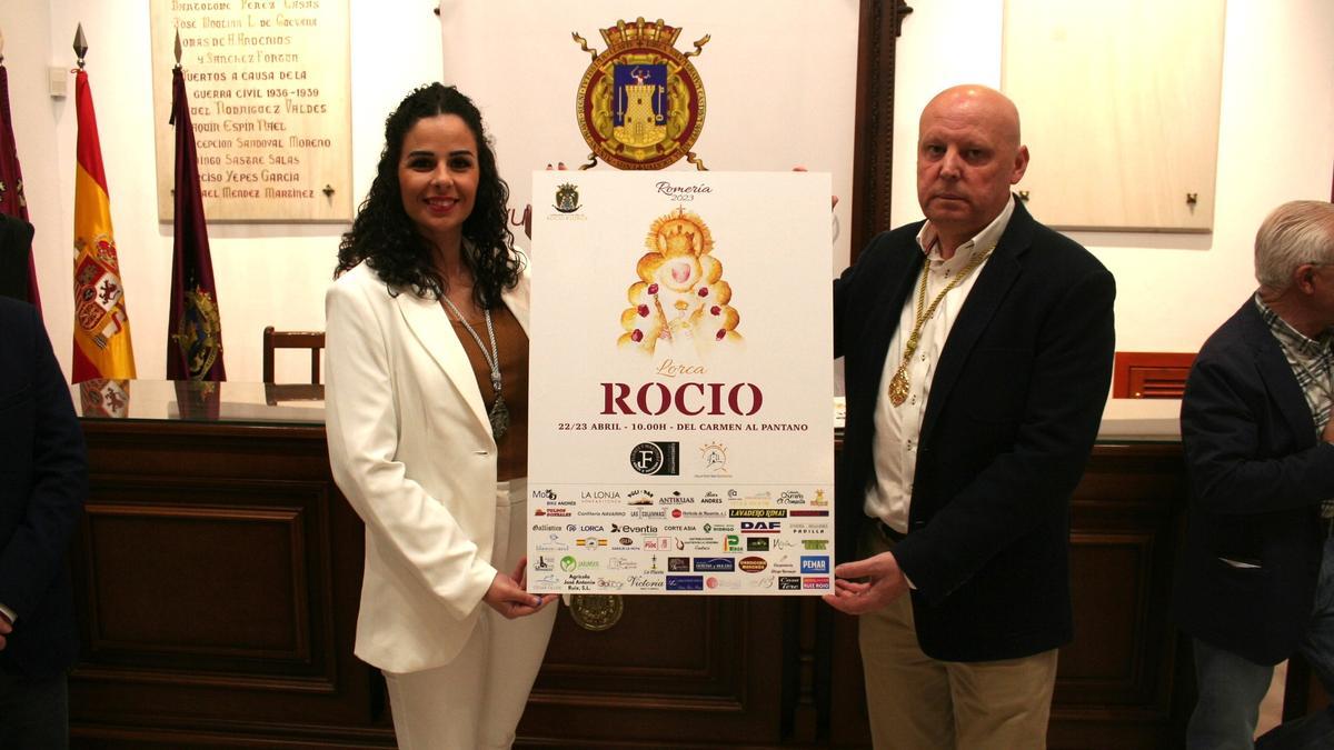 Mari Cruz Martínez y Domingo José Carrasco, presidente y Mayordomo Mayor, respectivamente, de la Hermandad del Rocío, con el cartel.