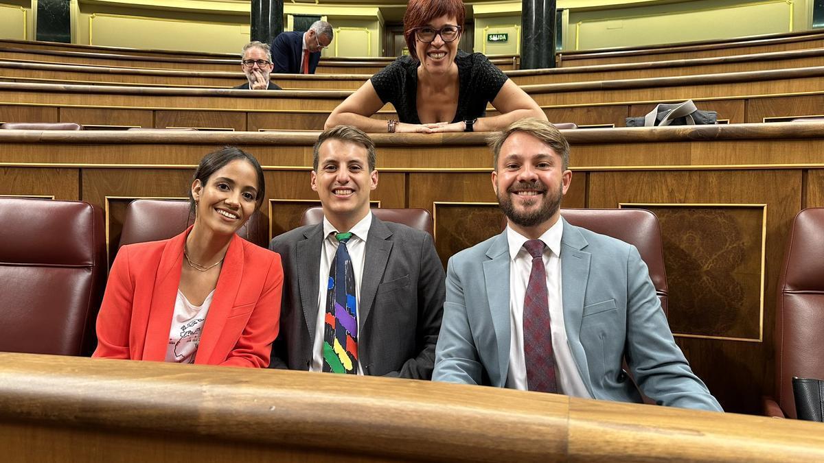 La diputada &quot;olvidada&quot; Tesh Sidi y Jorge Pueyo con su llamativa corbata.