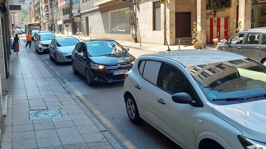 Vuelven los atascos al centro de Langreo al retomarse el corte del Corredor del Nalón en dirección Oviedo a su paso por el puente atirantado de Sama