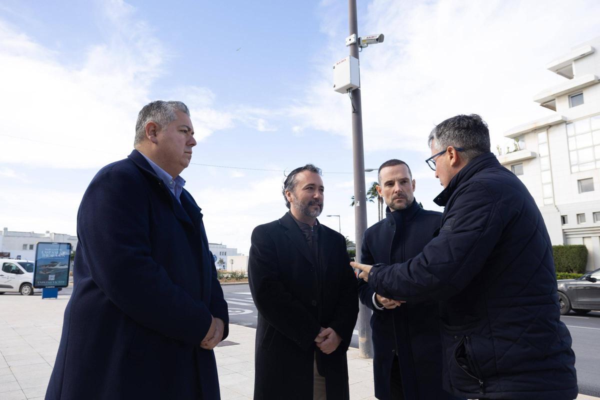 El conseller de Transportes de Mallorca, Fernando Rubio (en el centro de la imagen), durante su visita a Ibiza.