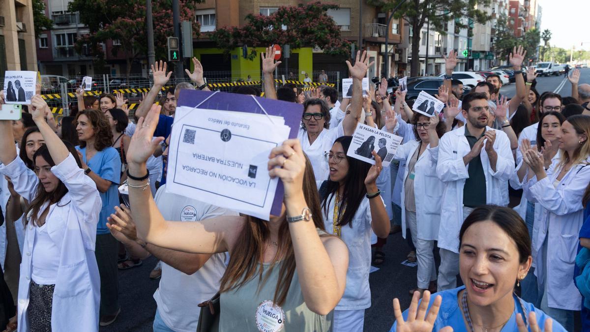 Protesta de médicos frente al Peset durante la huelga de junio.