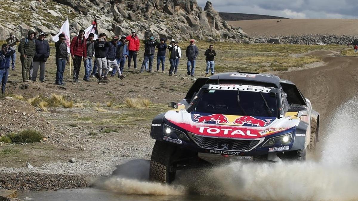 Carlos Sainz y Lucas Cruz (Peugeot), en la etapa de hoy del Dakar.