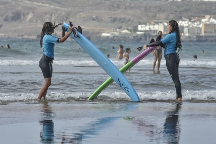 LAS PALMAS DE GRAN CANARIA A 21/06/2017. La Agencia Estatal de Meteorología (Aemet) ha decretado el aviso amarillo por altas temperaturas para este jueves, 22 de junio en Gran Canaria. Playa de Las Canteras. FOTO: J.PÉREZ CURBELO