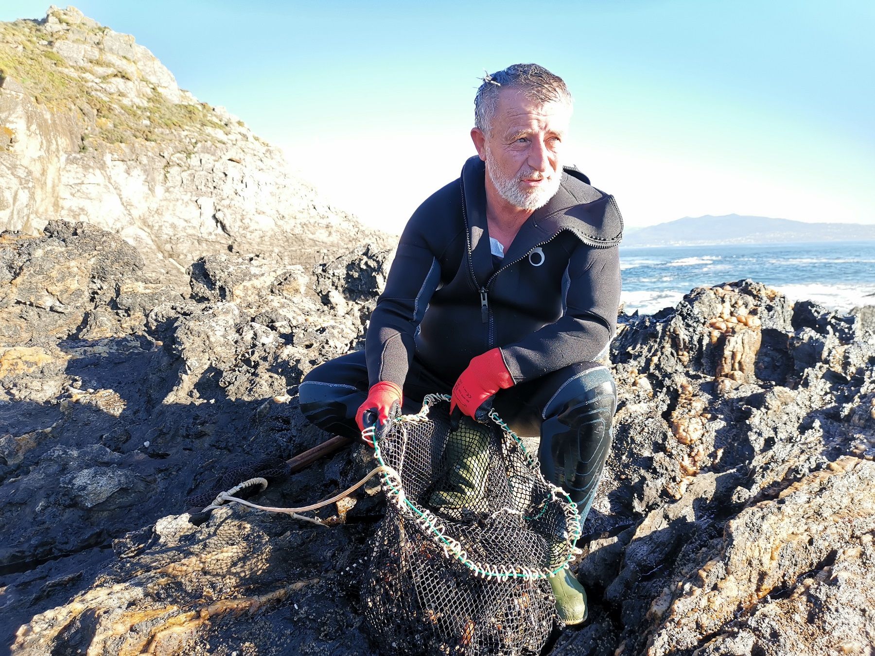 Percebeiros de Cangas vuelven al "manicomio" de la Costa da Vela