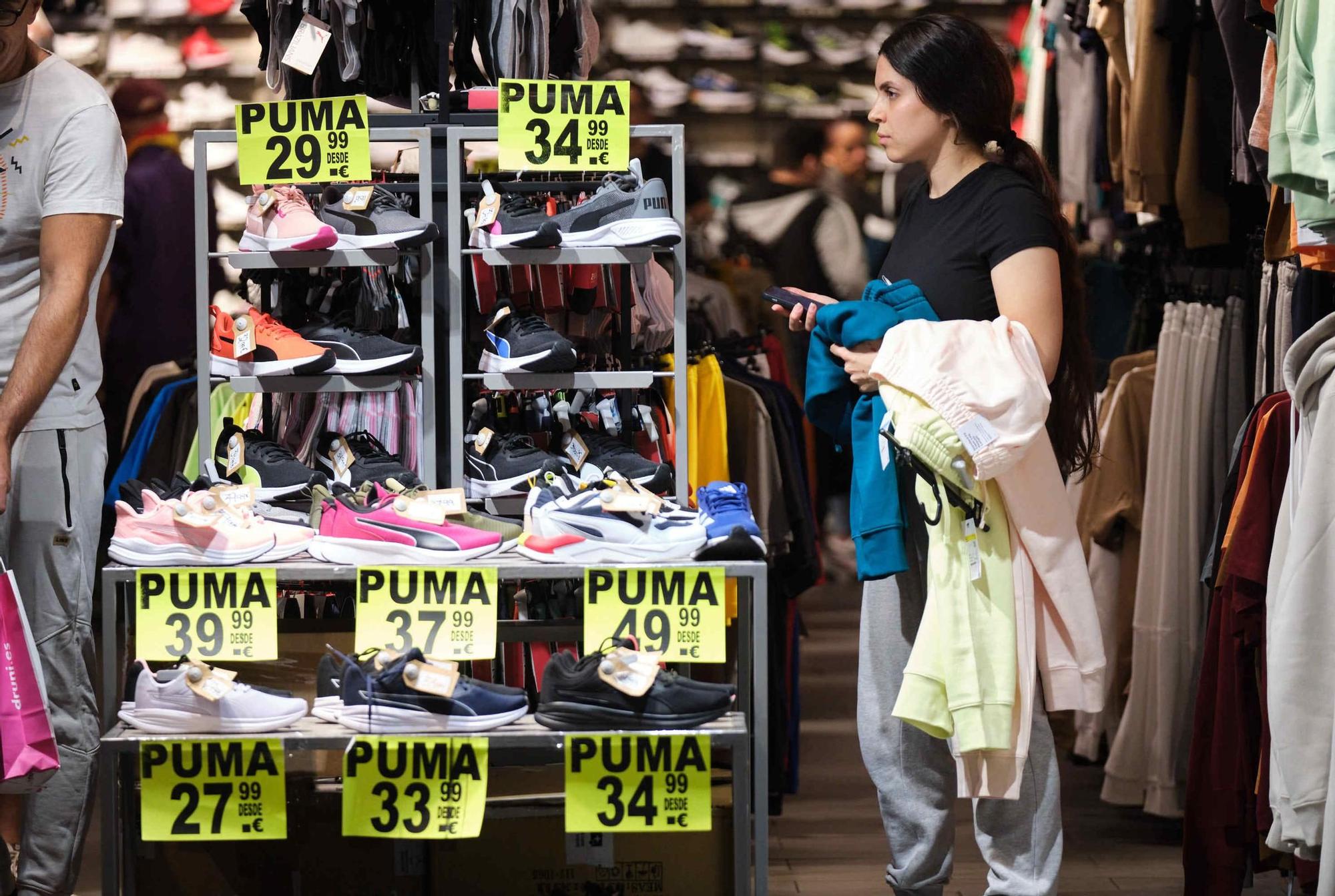 Los clientes aprovechan los descuentos del ‘Black Friday’ en los comercios de Tenerife