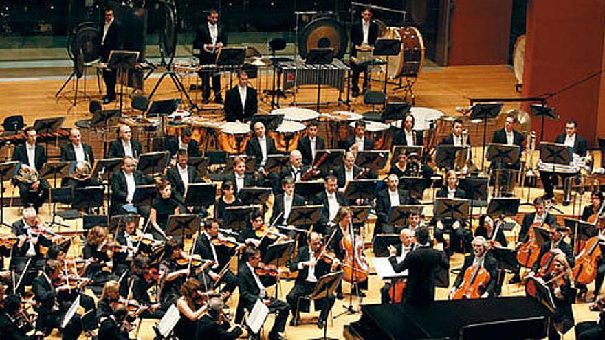 La Orquesta Filarmónica de Gran Canaria, dirigida por Pedro Halffter, el pasado sábado en el Auditorio Alfredo Kraus.  LUIS DEL ROSARIO