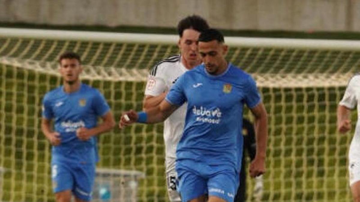 El nuevo jugador del Coria, en primer término, en un partido con el Fuenlabrada.