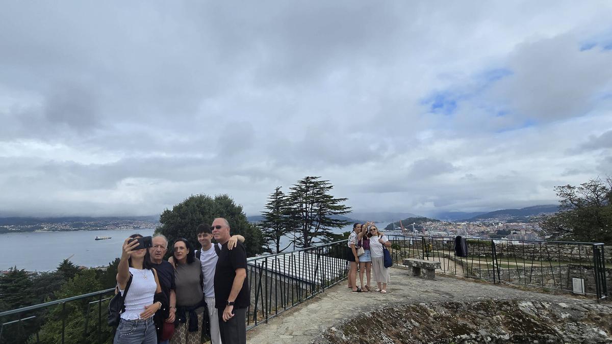 Turistas, en O Castro en Vigo.
