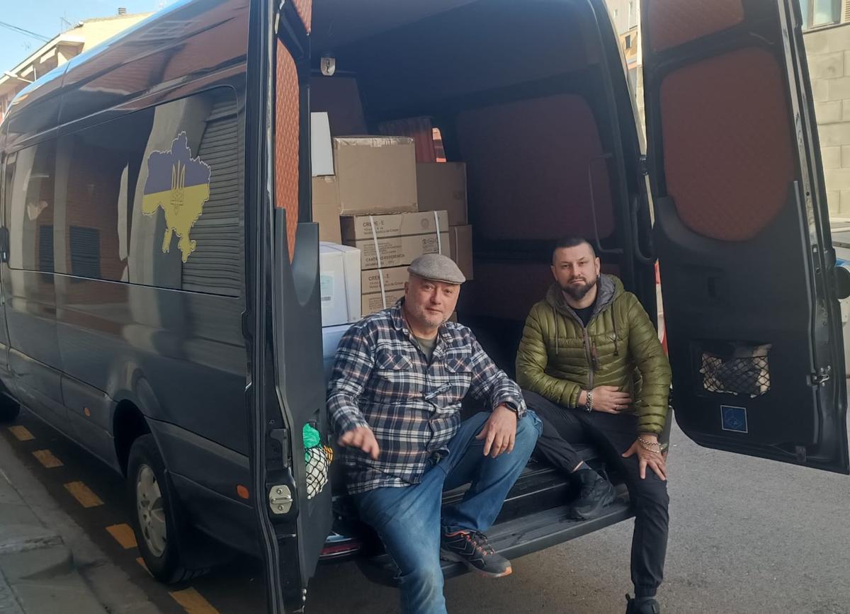 Joan Sebarroja i Oleh, voluntari ucraïnès, amb la furgoneta plena de material