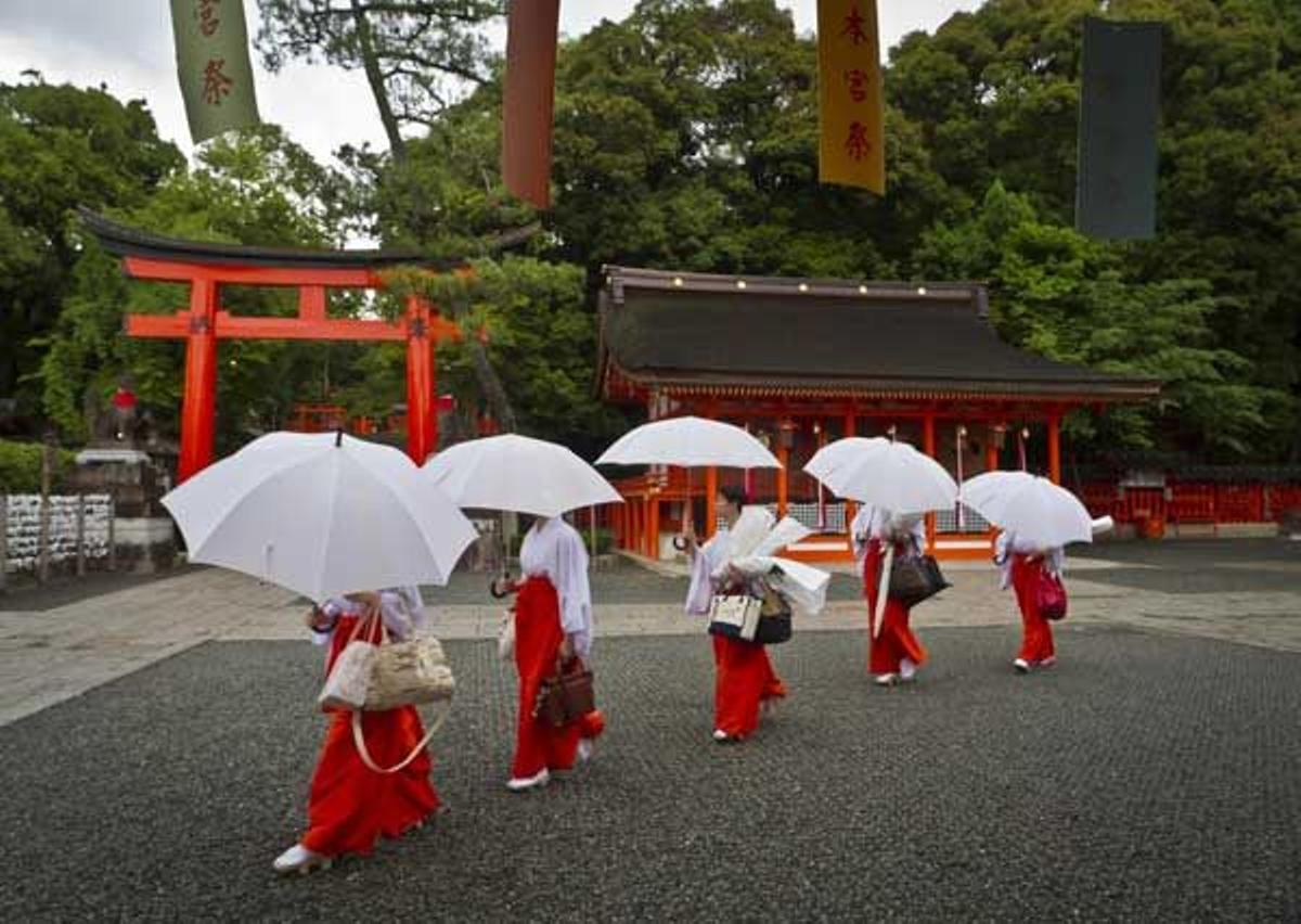 Mujeres paseando en el santuario de Fushimi Inari.
