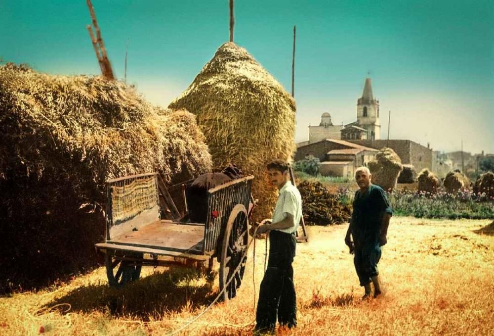 En Siset Torrent i en Miquel Bonet Duch a l'era de casa davant actual pisos de la Gassol. 1949