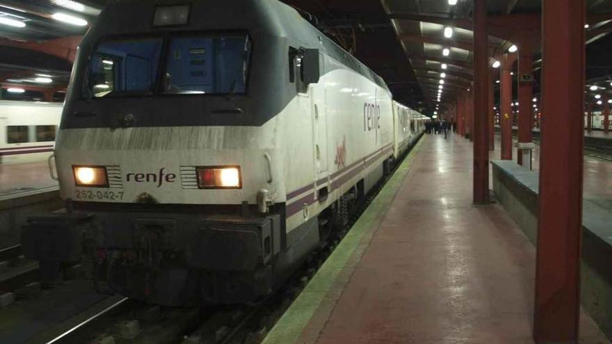 El tren hotel del pasado viernes por la noche. A la izquierda, en su salida de Charmartín y a la derecha, en la estación de Zamora.