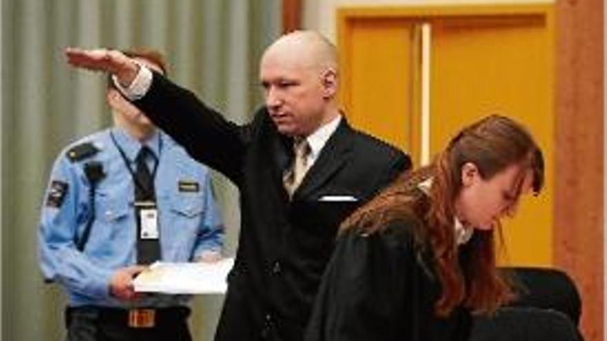Breivik va fer una salutació nazi a l&#039;inici de la vista.