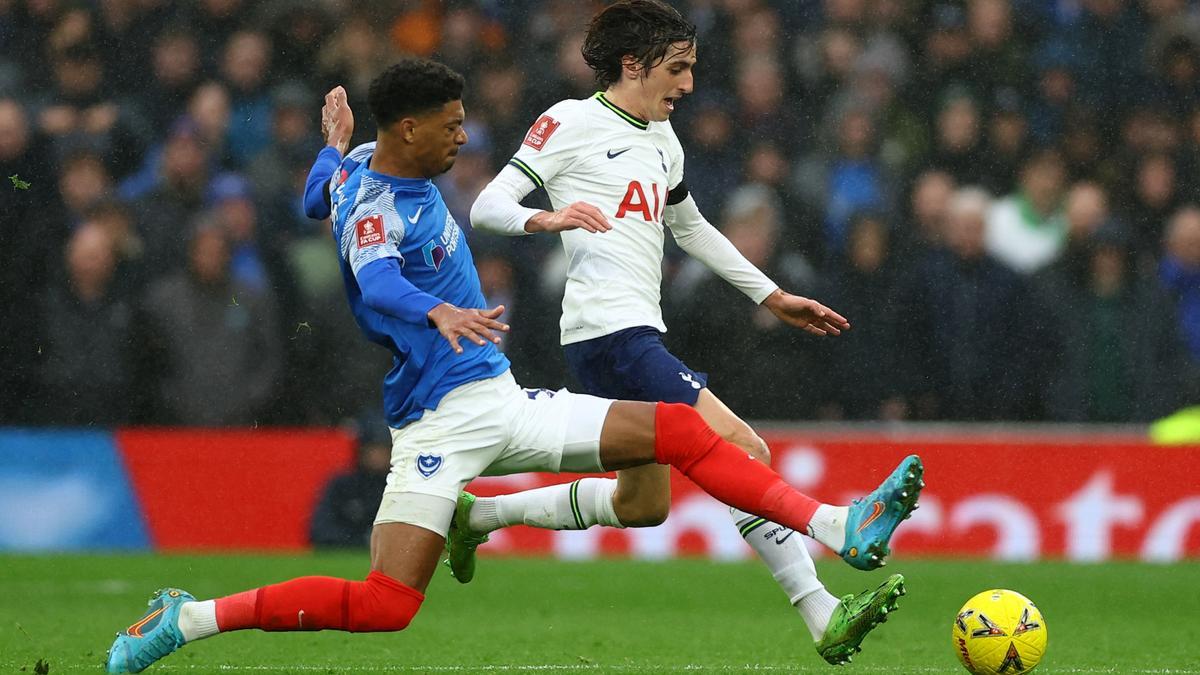 Bryan Gil durante el partido frente al Portsmouth en la FA Cup