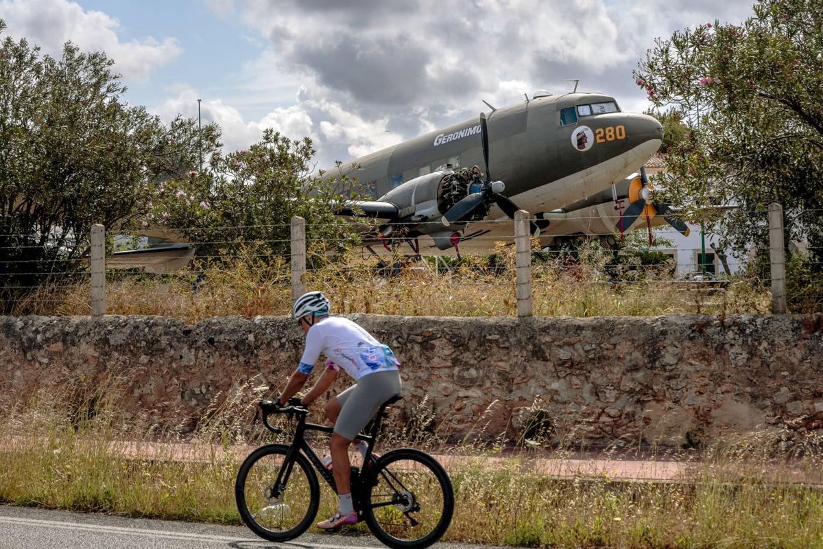 Un histórico avión de la Segunda Guerra Mundial abandonado en Mallorca se exhibe tras ser restaurado: "Es un orgullo"