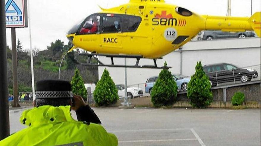 Un policia local en una emergència amb un helicòpter del SEM