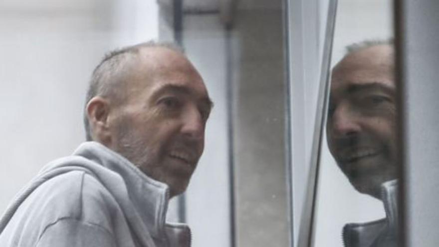 Natalio Grueso, y su reflejo en un espejo, en una imagen de 2019. | L. MURIAS