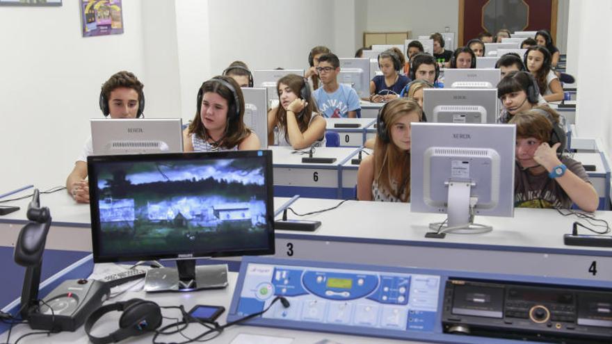 Los alumnos aprenden inglés y francés en el aula laboratorio de idiomas.