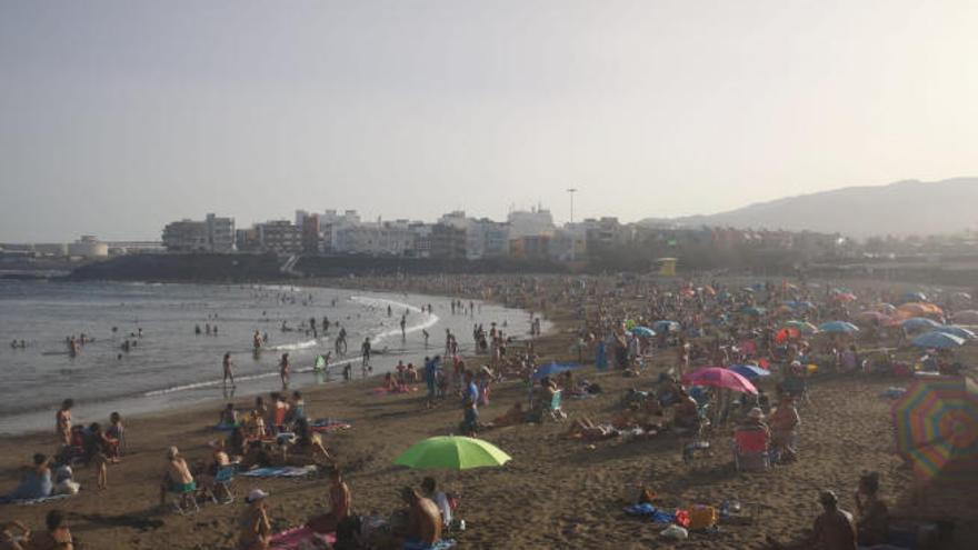 Bañistas en la playa de Melenara durante la tarde del sábado pasado.