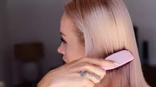 Este es el sérum que consiguió que mi melena rubia teñida luzca sana, brillante y libre de frizz