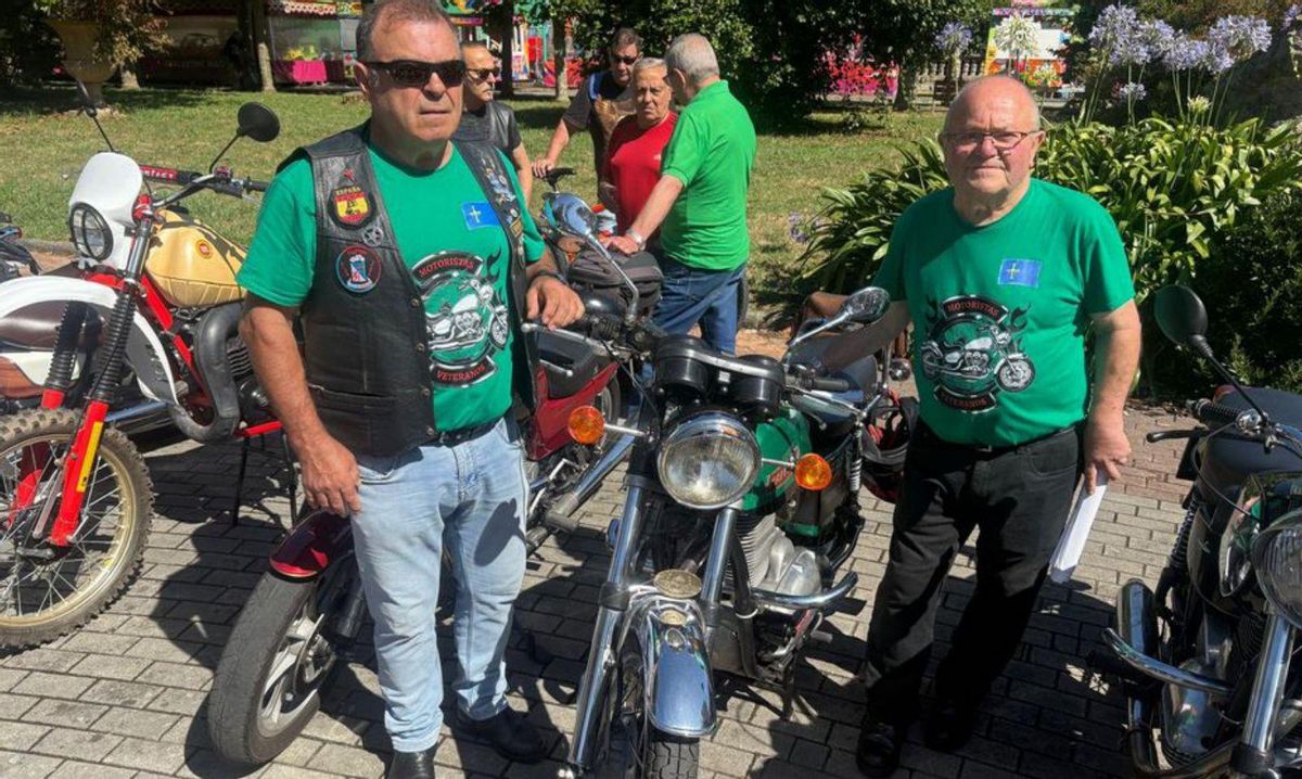 Gerardo Lafuente y Alberto Fernández, «Mineru», con las motos. | D. O.