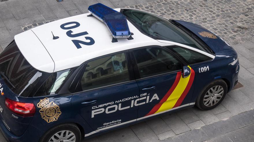 Vehículo policial en Huesca.