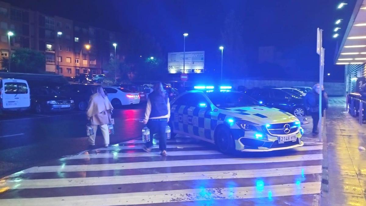 La Policía Local de Plasencia acudió a los supermercados para comprobar que la compra de agua no generaba conflictos.