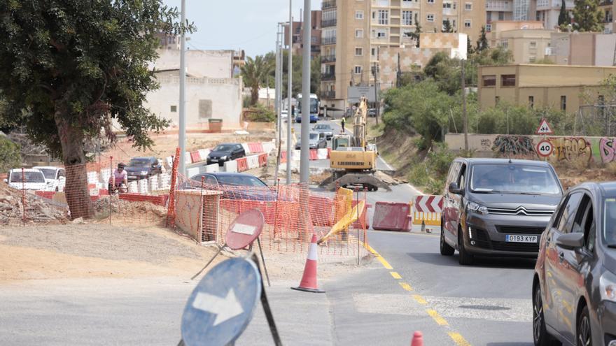 Leves atascos en la carretera de acceso a Canteras por obras