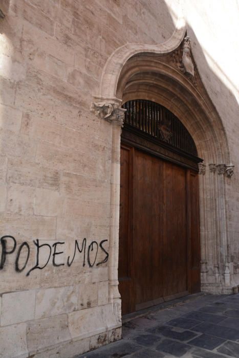 El vandalismo daña la puerta y la fachada de la Lonja