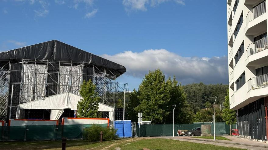 Un escenario del festival, cerca de un edificio