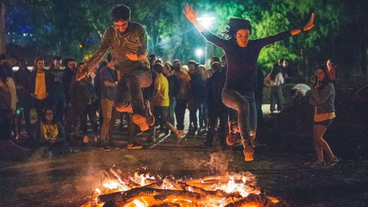 sardiñadas, música y barrios en fiesta para vivir la noche más mágica del año