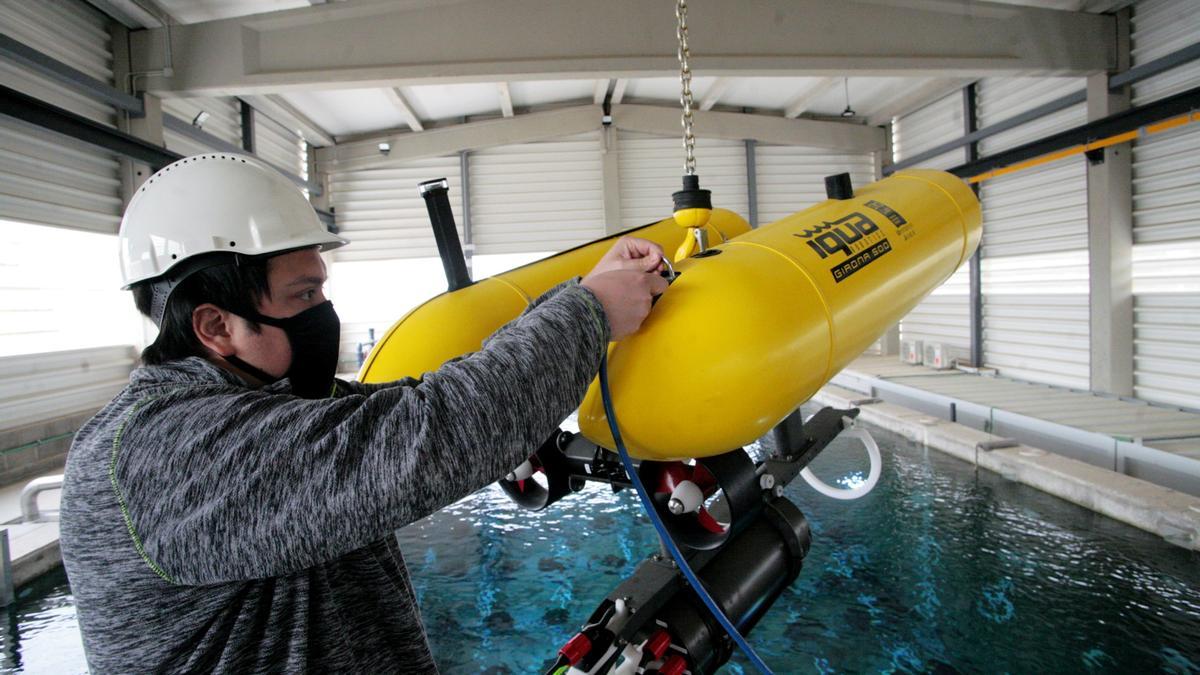 El robot de inmersión subacuático, frente al tanque de agua.