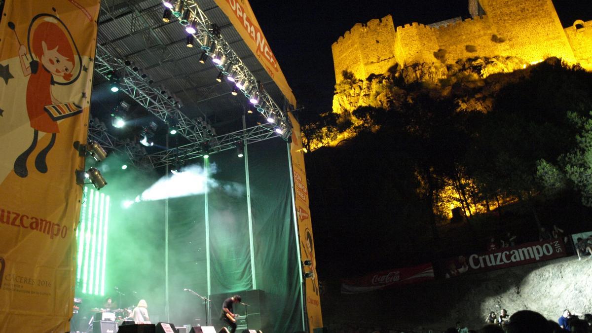 El Contempopránea en Olivenza, con el castillo de Luna al fondo, suma 26 ediciones.