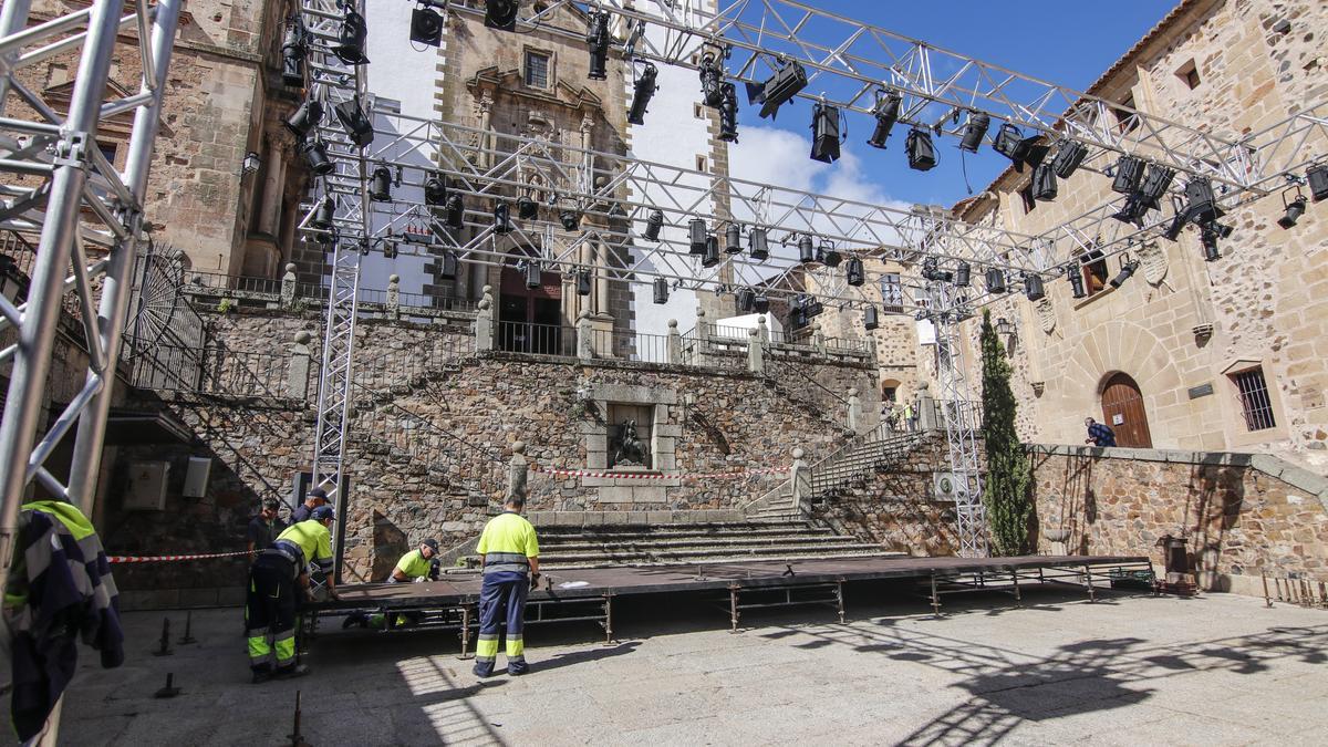 Instalan el escenario de San Jorge para el festival de teatro Clásico, este viernes.