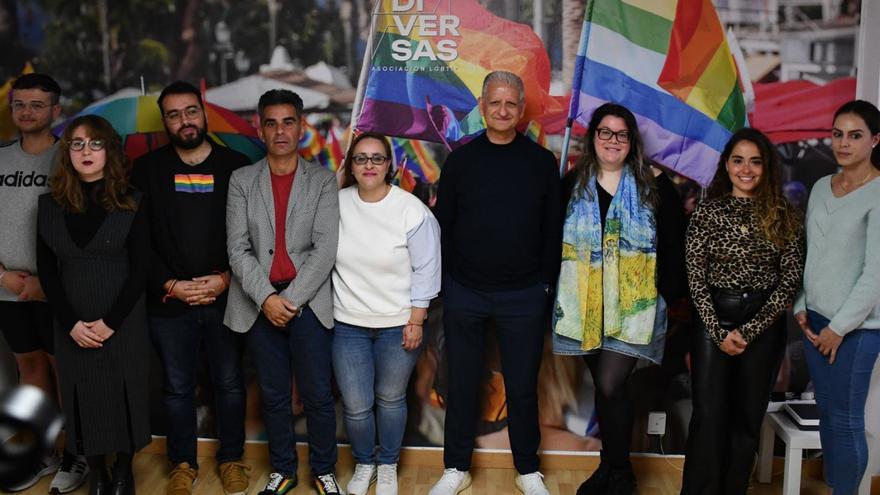 El alcalde, Francisco Linares (c), durante la apertura de la sede de Diversas en La Orotava.