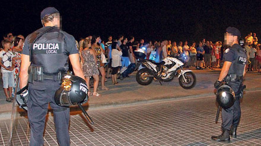 La operación policial en primera línea de mar fue seguida por decenas de turistas y curiosos.