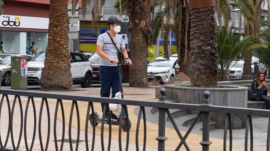 La Policía Local de Las Palmas de Gran Canaria impone una multa al día por el mal uso de la patineta