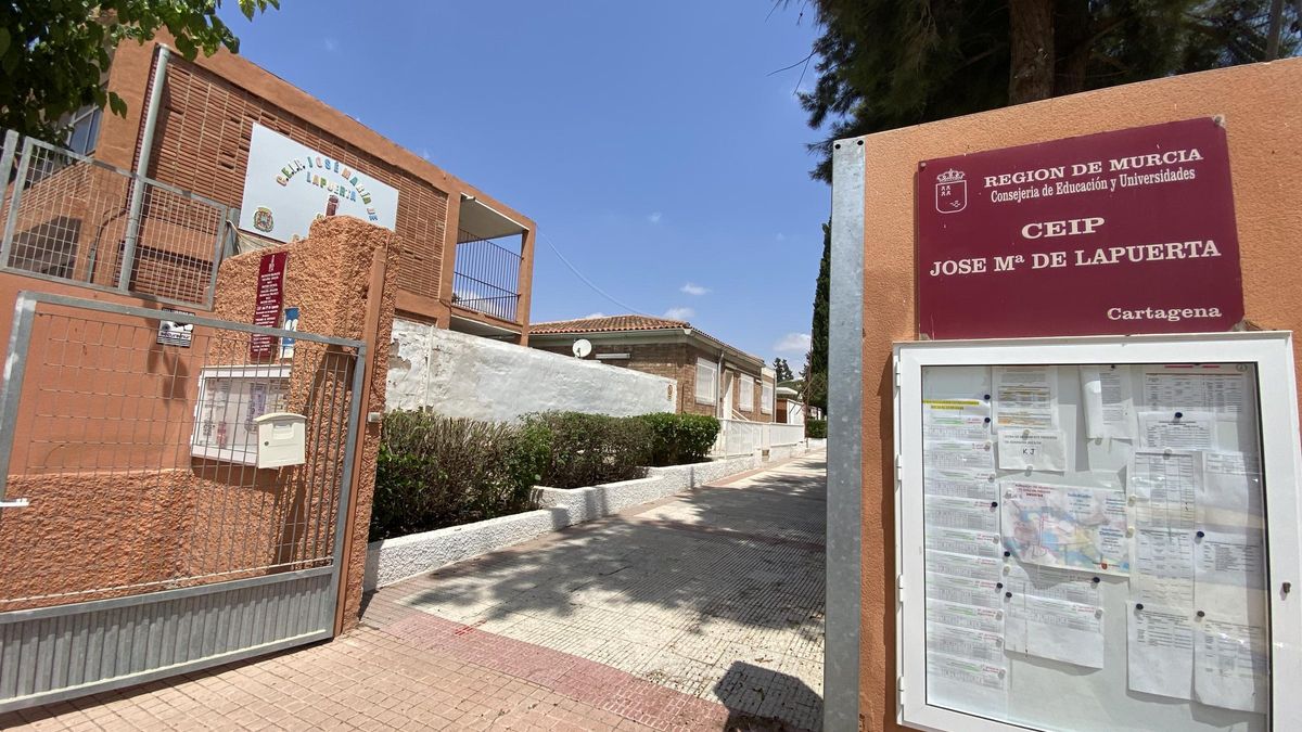 Entrada del colegio José María de Lapuerta